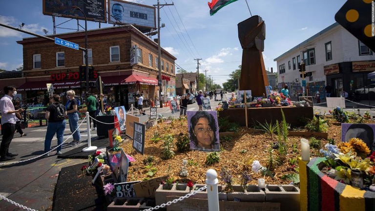 ジョージ・フロイドさんが死亡した現場は「ジョージ・フロイド・スクエア」と呼ばれ、花などが手向けられている/Christian Monterrosa/AP