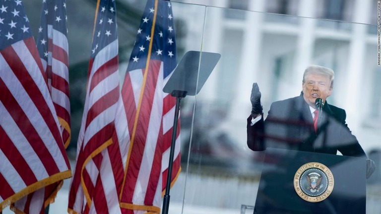 米ホワイトハウス南側の広場「エリプス」で支持者らに演説を行うトランプ氏＝１月６日、米ワシントンＤＣ/BRENDAN SMIALOWSKI/AFP/AFP via Getty Images