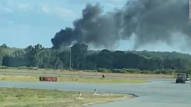 米フロリダ州のヘリコプター墜落現場から黒煙が立ち上る様子/Leesburg Fire and Rescue