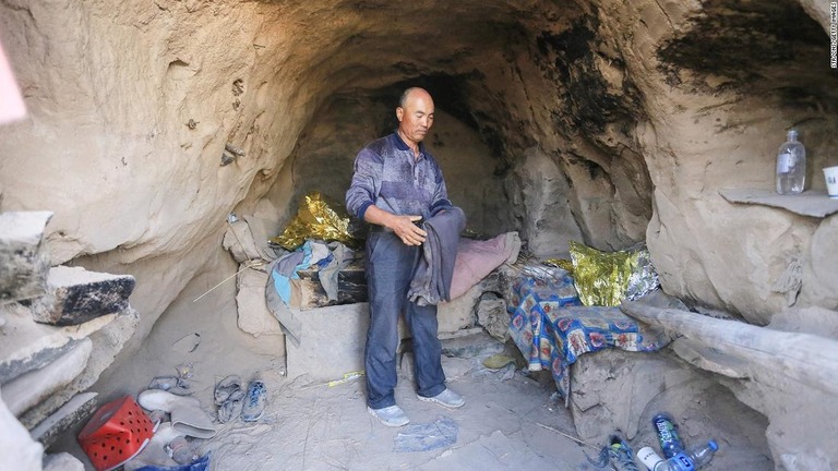 ジュウさんはウルトラマラソンのコース近くの洞窟に衣類などを保管していたという/STR/CNS/Getty Images