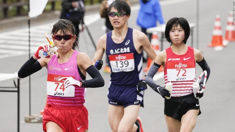今月５日、五輪のテスト大会として札幌で開催されたハーフマラソンで競り合う選手たち/Kyodo News//Getty Images