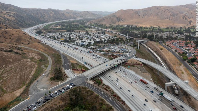 米加州の幹線道路で走行中の車に空気銃弾らしきものが撃ち込まれる被害が相次いでいる/Allen J. Schaben/Los Angeles Times/Getty Images