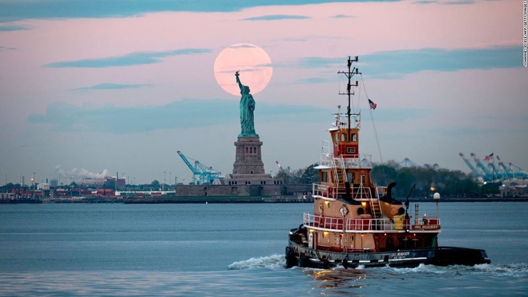ニューヨークの自由の女神の背後に浮かんだ昨年の「フラワームーン」/Johannes Eisele/AFP/Getty Images