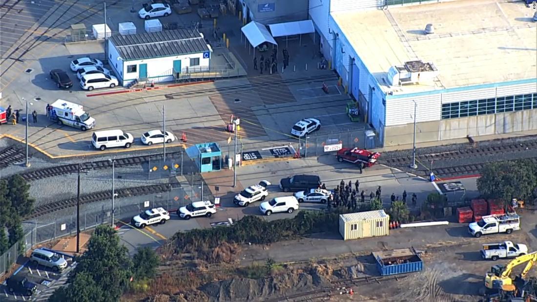 Cnn Co Jp 米サンノゼの車両基地で銃撃 ８人死亡 容疑者も死亡 1 2