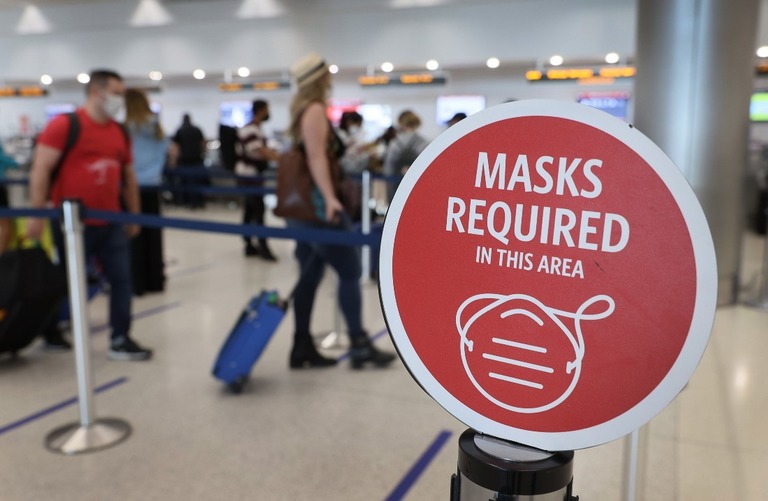 米国で乗客による機内でのマスク着用義務違反は、１月半ば以降約１９００件に達した/Joe Raedle/Getty Images