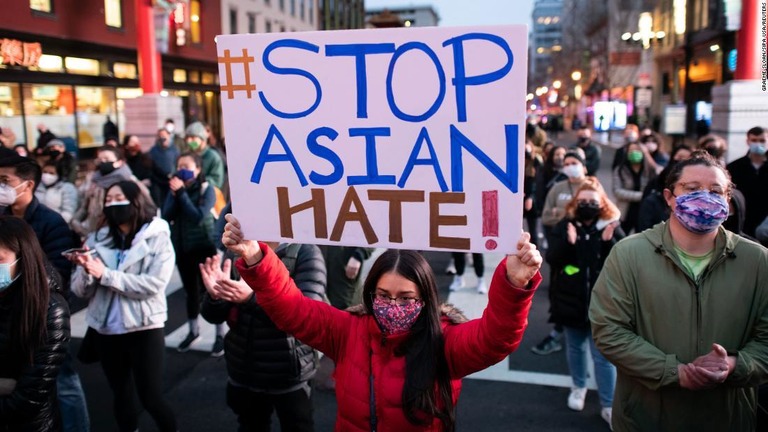 アジア系米国人への差別を訴えるデモ参加者ら＝３月１７日、米ワシントンＤＣのチャイナタウン/Graeme Sloan/Sipa USA/Reuters