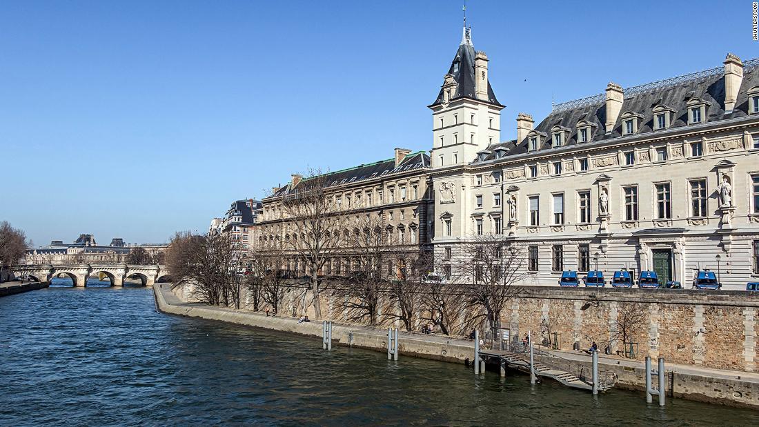 セーヌ川沿いにあるパリ警視庁と刑事裁判所/Shutterstock