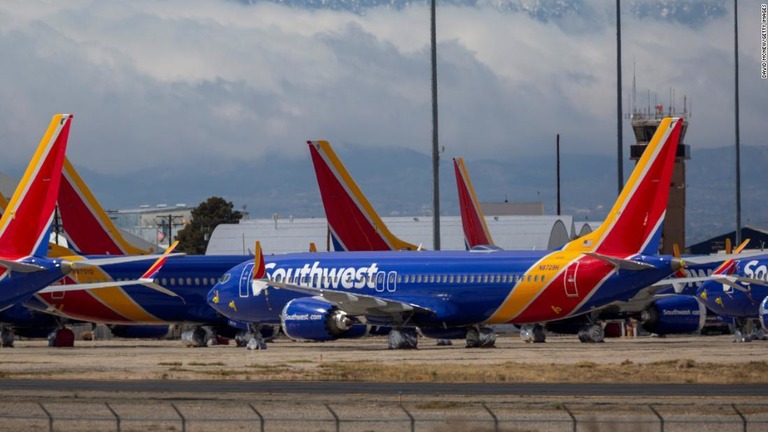 米サウスウエスト航空の乗務員が乗客から暴行を受け、歯を２本失うなどのけがを負った/David McNew/Getty Images 