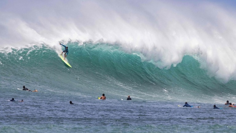 屋外でのマスク着用義務廃止に伴い、米ハワイ州でサーフィン競技の再開が認められる/Brian Bielmann/AFP/Getty Images