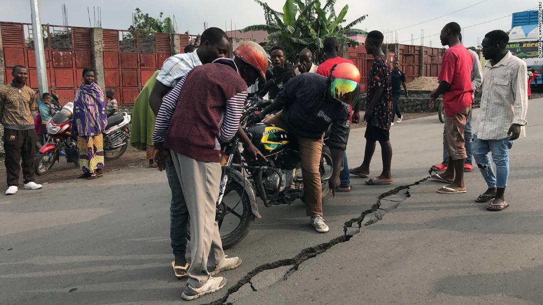 地震によって道路に亀裂が入った=26日、コンゴのゴマ近郊/Djaffar Al Katanty/Reuters