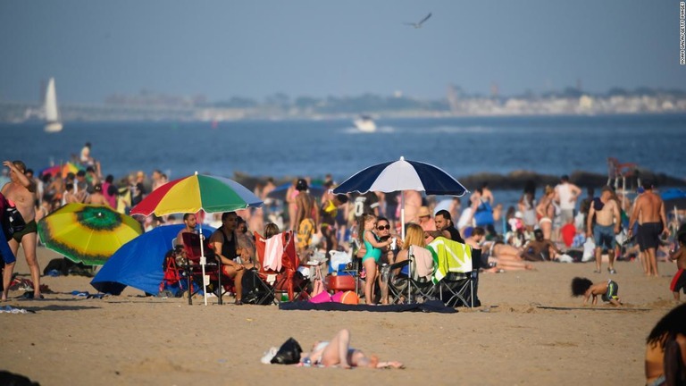 米ニューヨーク市コニーアイランドのブライトンビーチ＝２０２０年７月/Noam Galai/Getty Images