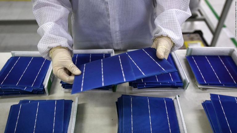 生産ラインで太陽電池セルの最終検査を行う従業員＝2015年、江蘇省/Tomohiro Ohsumi/Bloomberg/Getty Images