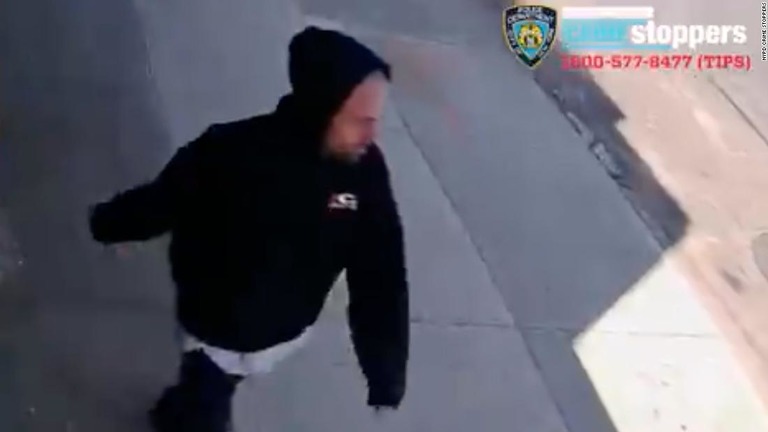 ジョセフ・ラッソ被告が３人のアジア系住民を暴行する姿が防犯カメラに映っていた/NYPD Crime Stoppers