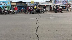 地面には大きな亀裂が現れた