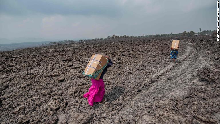 ゴマ北郊の溶岩に覆われた野原を歩く人々＝２５日/Moses Sawasawa/AFP/Getty Images
