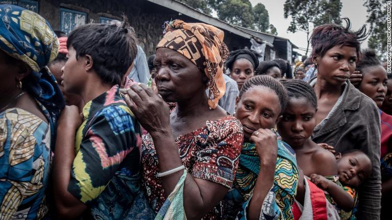 支援物資の登録を行うために列をなす人々＝２６日/Guerchom Ndebo/AFP/Getty Images