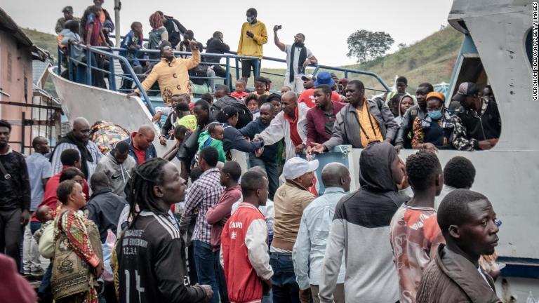 避難の際にフェリーに乗るゴマ住民＝２７日/Guerchom Ndebo/AFP/Getty Images