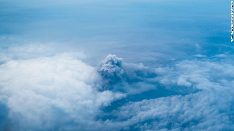 ニラゴンゴ山から噴煙が立ち上る様子＝２５日/Eliot Blondet/Abaca/Sipa USA/AP