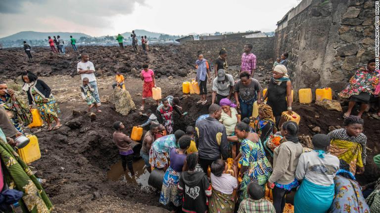 給水所の周辺に集まる地元住民＝２５日、ゴマ/Moses Sawasawa/AFP/Getty Images