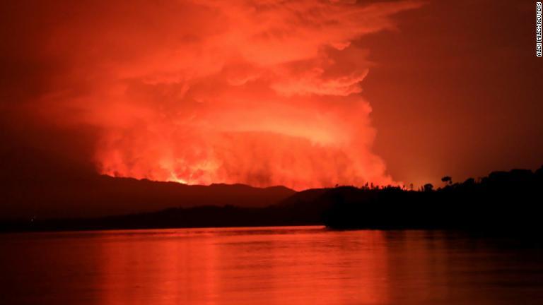 キブ湖の島から見た煙や炎＝２２日/Alex Miles/Reuters