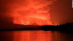 キブ湖の島から見た煙や炎＝２２日