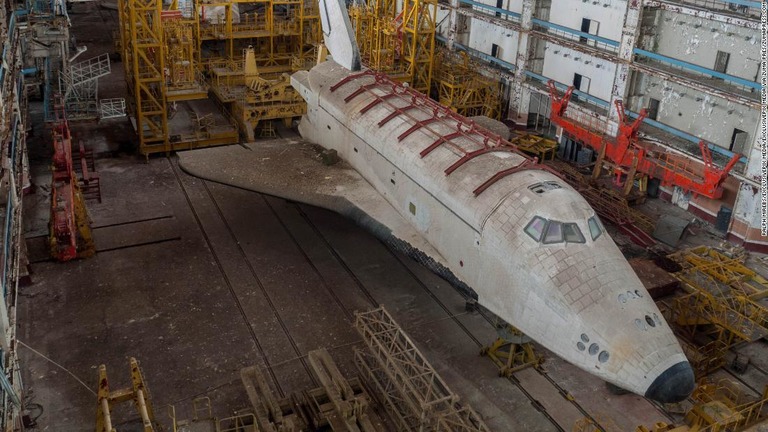 放置されている旧ソ連の宇宙船「ブラン」。写真は２０１０年に撮影/Ralph Mirebs/Exclusivepix Media/Exclusivepix media via ZUMA Pres/ZUMAPRESS.com