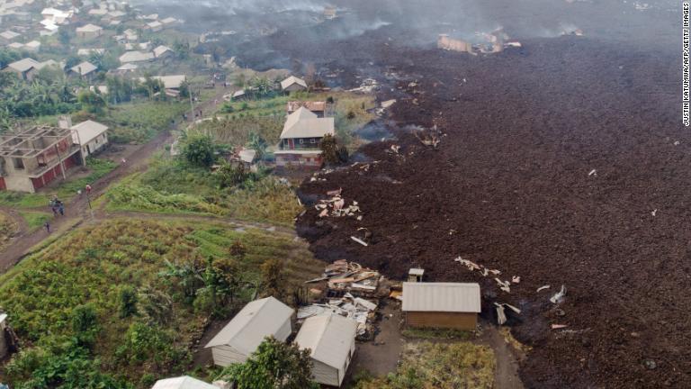 ニラゴンゴ山噴火の翌日、ゴマ近くの村がのみ込まれる様子/Justin Katumwa/AFP/Getty Images
