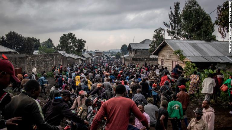 短時間の地震後、避難するゴマの人々＝２３日/Finbarr O'Reilly/The New York Times/Redux