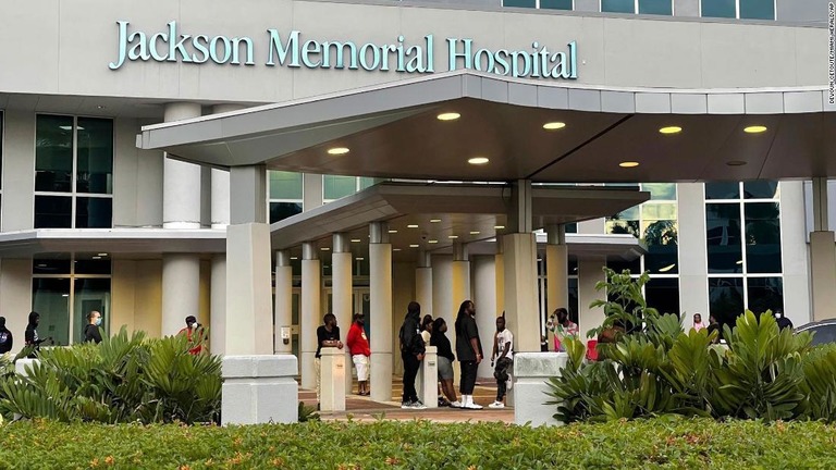 負傷者が搬送された病院の外で待機する人々＝３０日、米マイアミ/Devoun Cetoute/Miami Herald/AP