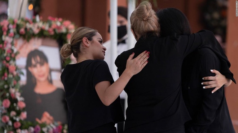 アルマ・ロサ・バラーガン氏の葬儀に集まった遺族や友人ら＝２６日、メキシコ・モロレオン/Armando Solis/AP