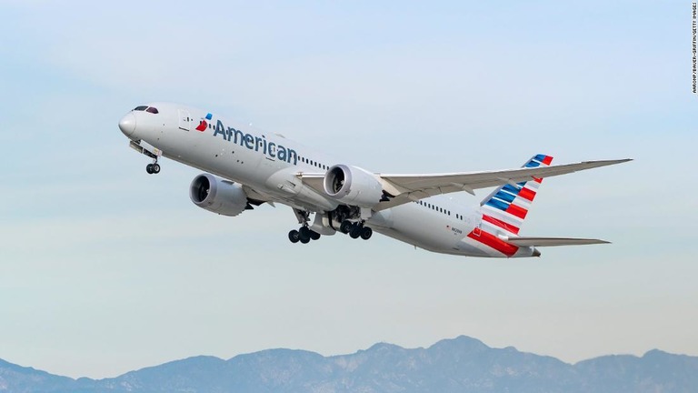 アメリカン航空がアルコール飲料の機内サービス中止を延長すると発表した/AaronP/Bauer-Griffin/Getty Images