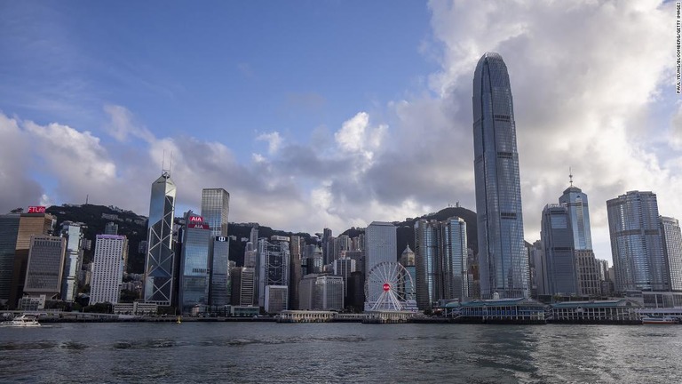香港で、金融機関の幹部らを対象に、新型コロナウイルス感染対策の隔離義務を免除する措置が発表された/Paul Yeung/Bloomberg/Getty Images