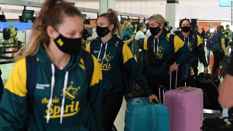 空港で東京五輪に向けた移動の準備をする豪州の女子ソフトボール選手団/Saeed Khan/AFP/Getty Images