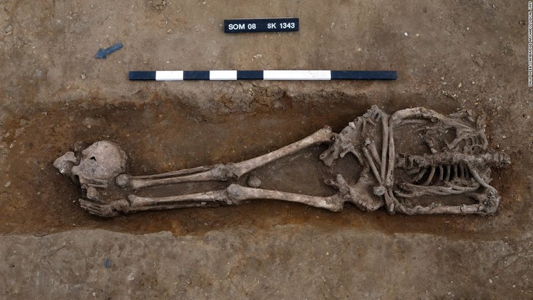 切断された頭部の多くは遺体の足元に置かれていた/Dave Webb/Cambridge Archaeological Unit