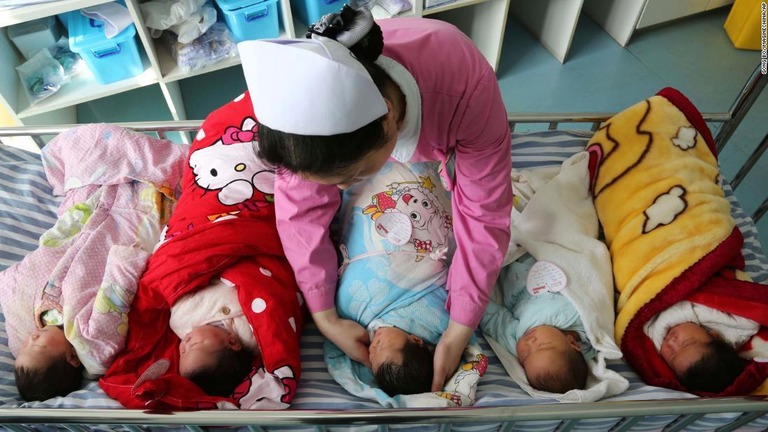 湖北省襄陽市の病院で新生児の世話をする看護師＝２０１８年２月/Gong bo/Imaginechina/AP