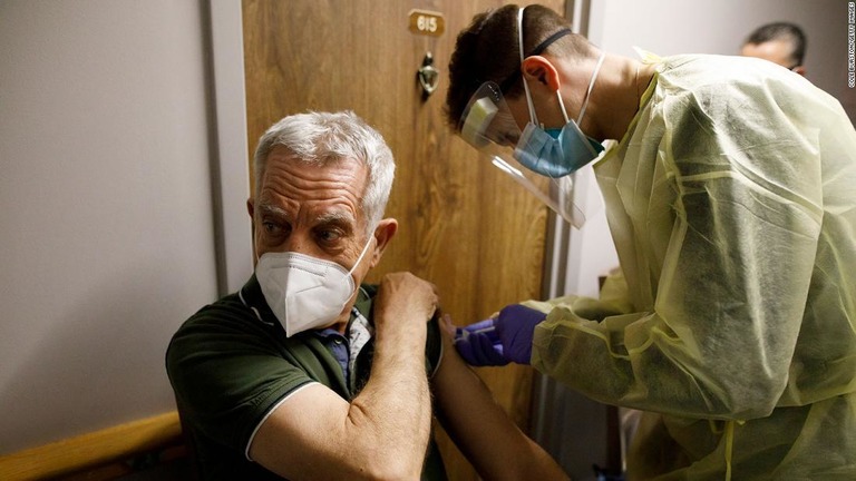 カナダ・トロントの病院でファイザー製ワクチンの２回目の接種を受ける人＝４月１日/Cole Burston/Getty Images