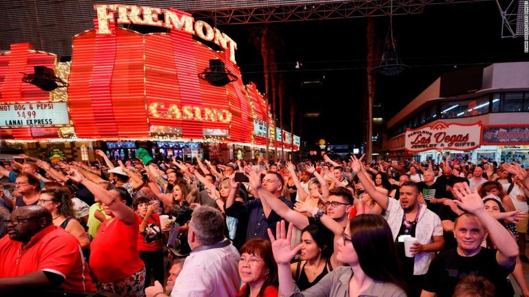 １年以上行われてこなかったライブ演奏に盛り上がる人々/Ethan Miller/Getty Images