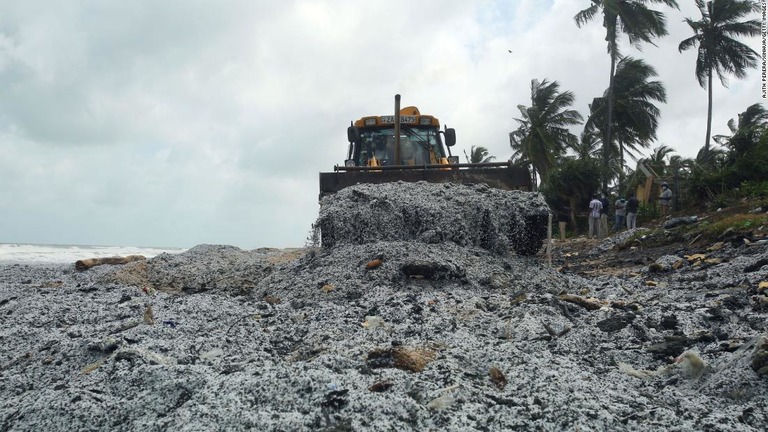 海岸では廃棄物の大規模な回収作業が行われている＝５月２８日、スリランカ・コロンボ郊外の都市ネゴンボの海岸/Ajith Perera/Xinhua/Getty Images