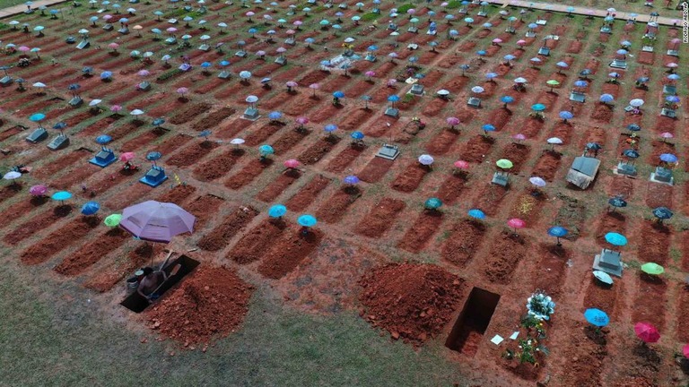 墓地で穴を掘る作業員＝３月２０日、ペルーのイキトス/Rodrigo Abd/AP