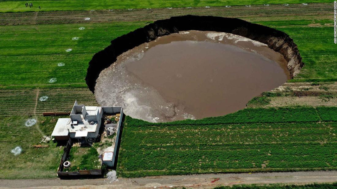 直径６０ｍ超の陥没穴が出現 民家のみ込まれる恐れ メキシコ中部 1 2 Cnn Co Jp