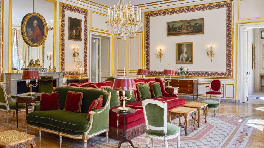 時代物の家具やシャンデリア、手工芸品などホテルのインテリアはルイ１６世のスタイルに一部影響を受けている/Renee Kemps 