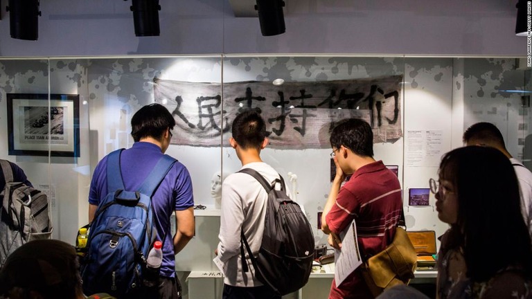 香港の「六四記念館」で、天安門事件に関する展示品に見入る来館者/Isaac Lawrence/AFP/Getty Images