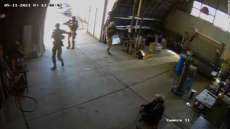 工場の防犯カメラのビデオには、銃を持った兵士が工場に出入りする様子が映っていた/Obtained via Nova TV