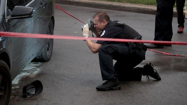 昨年７月、米イリノイ州シカゴで発生した銃撃事件の現場を捜査する警察官/Scott Olson/Getty Images