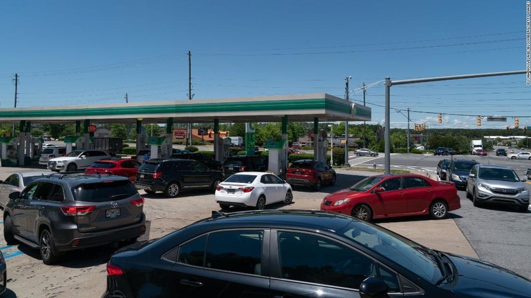米国のスタンドで給油を待つ車両。エネルギーの価格上昇がインフレ率を押し上げている/Elijah Nouvelage/Bloomberg/Getty Images