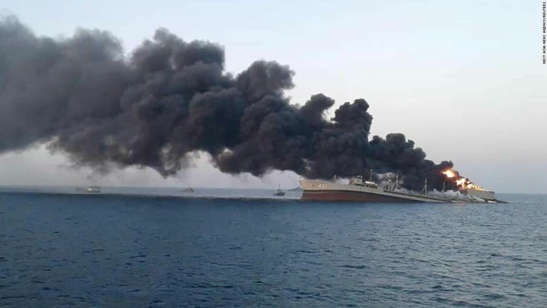 イラン海軍最大級の艦船「ハールク」が火災に見舞われ沈没した＝２日/West Asia News Agency/Reuters