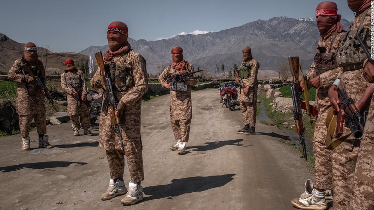アフガン東部のラグマーン州に展開するタリバーンの部隊のメンバー/Jim Huylebroek/The New York Times/Redux