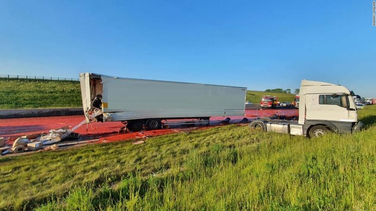 道路には一晩かけて再舗装工事を施したという/Highways England