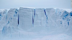 南極には世界の氷の９０％が存在する
