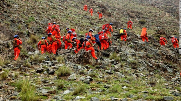 中国北西部の甘粛省で捜索活動を行う救助隊＝５月２３日/Fire and Rescue Department of Gansu/Handout/Xinhua News Agency/Getty Images